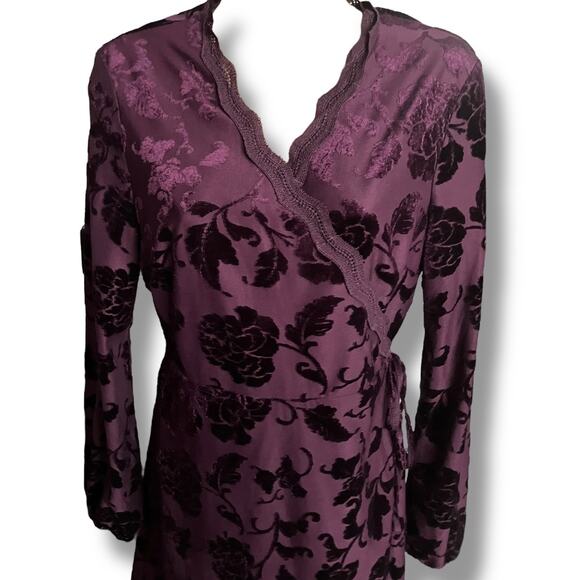 Francesca’s Purple Velvet Floral Wrap Dress Long Sleeve Size M - Picture 4 of 8